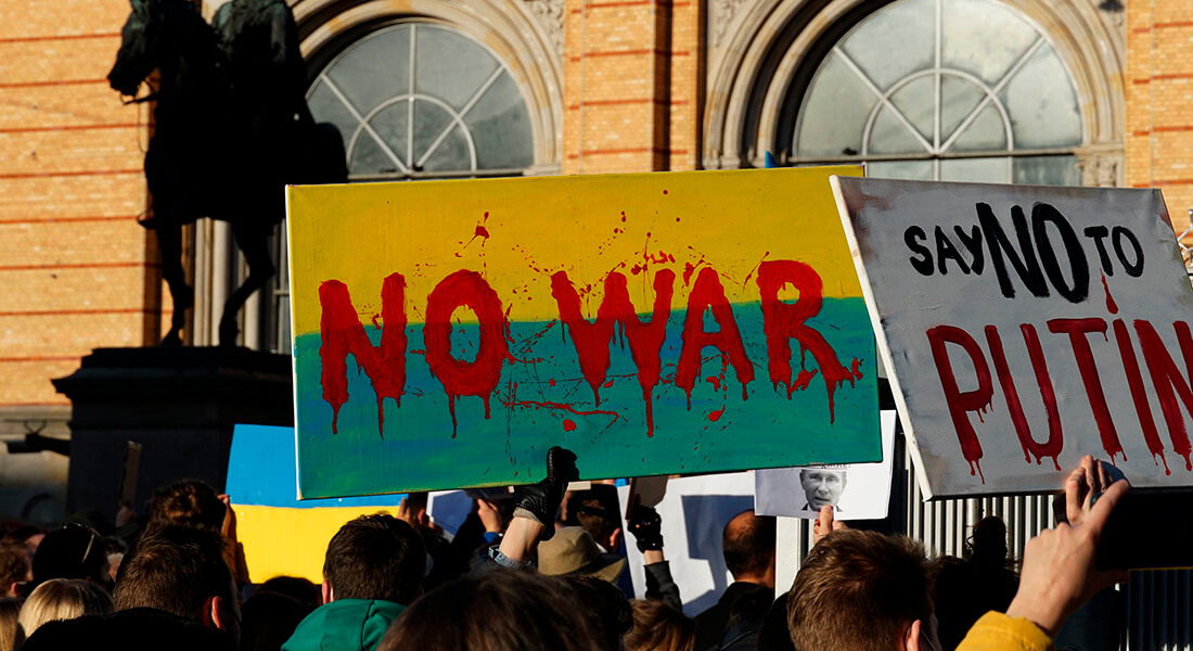 Protests with anti-war statements. Photo: pix-4-2-day / Flickr